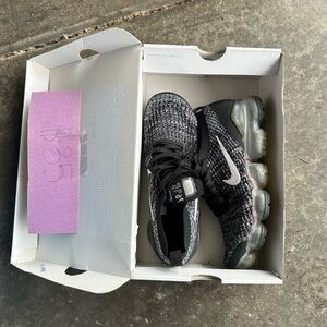 Nike mens Black & White Flyknit Sneakers with Air Cushion Sole